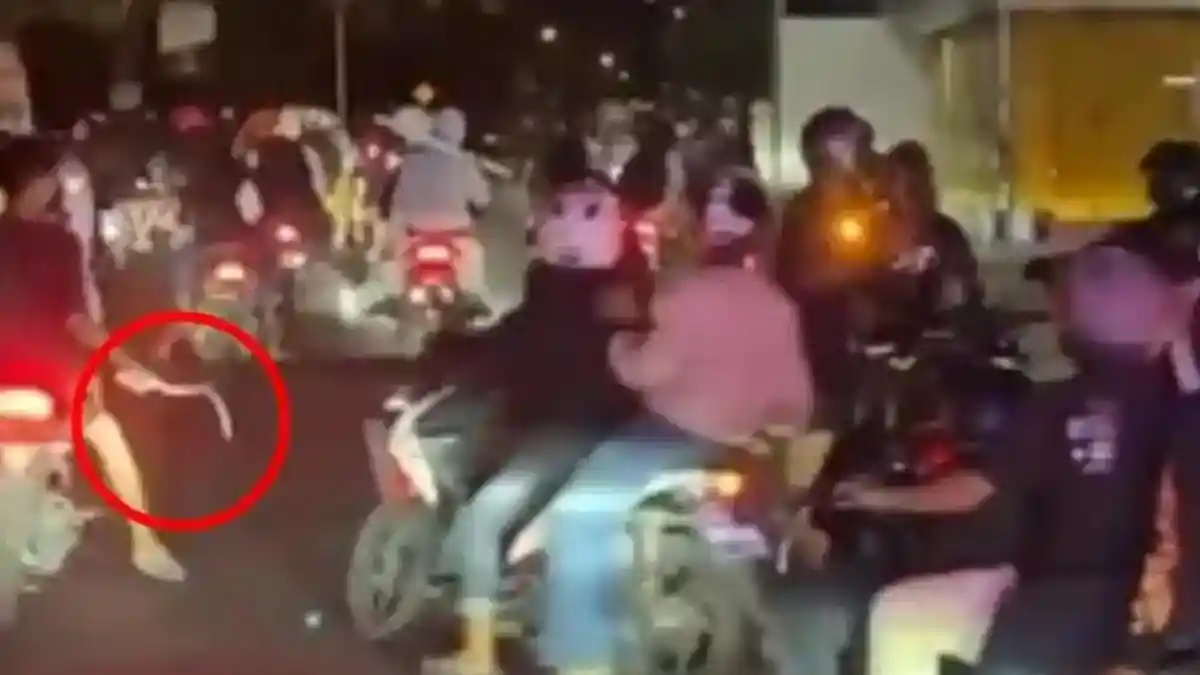 Detik-detik Video Mencekam Gerombolan Orang Bawa Senjata Tajam Kejar Pemuda di Jalanan Karanganyar