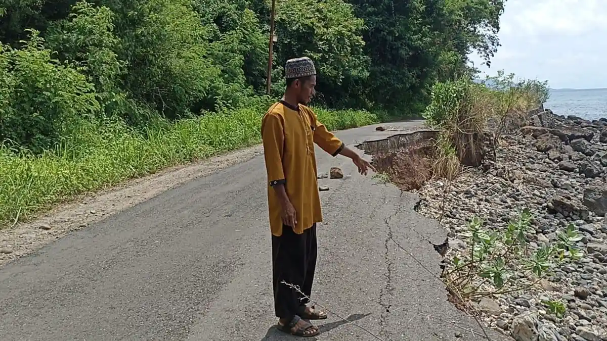 Dihantam Gelombang, Ruas Jalan Provinsi di Sikka Terancam Putus