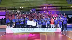 Tim-Surabaya-Samator-saat-menerima-penghargaan-gelar-peringkat-ketiga-putra-Proliga-2026.jpg