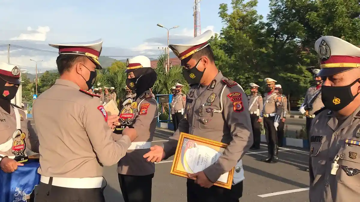 Tiga Kasat Lantas Jajaran Polda Aceh Terima Piagam Penghargaan