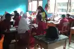 tri-hastuti-saat-sedang-mengajar-siswa-sma-n-1-pasir-penyu.jpg