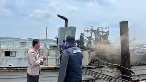 Kapal-KM-Mina-Sejahtera-terbakar-di-pelabuhan-Golden-Fish-Nipah-petugas-tampak-melalukan-pemadaman.jpg