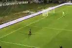 2026-05-18-Yuran-Fernandes-menangis-usai-mencetak-gol-ke-gawang-Persib-Bandung.jpg