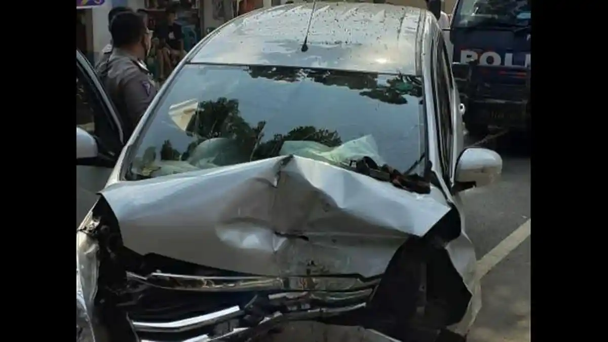 Mobil Avanza Seruduk Pohon Mahoni di Cikakak Sukabumi, Diduga Sopir Mengantuk