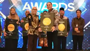 Wali-Kota-Surabaya-Eri-Cahyadi-Harian-Surya-Award-kategori-Daerah-Koperasi-Go-Internasional-2025.jpg