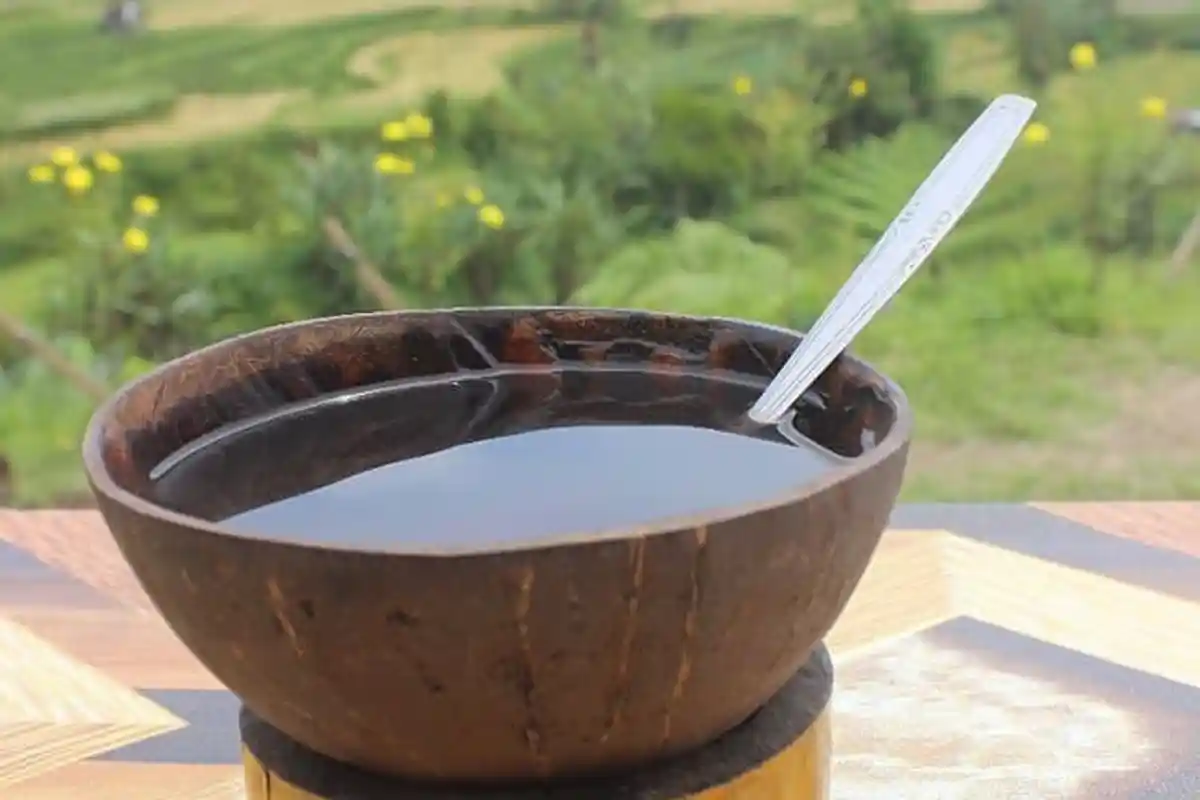 Kawa Daun, Sensasi Nikmatnya Minum Kopi yang Dituangkan di Batok Kelapa