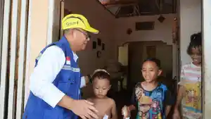 Bupati-Gorontalo-Utara-Gorut-Thariq-Modanggu-saat-bertemu-anak-anak-fffffwwww.jpg