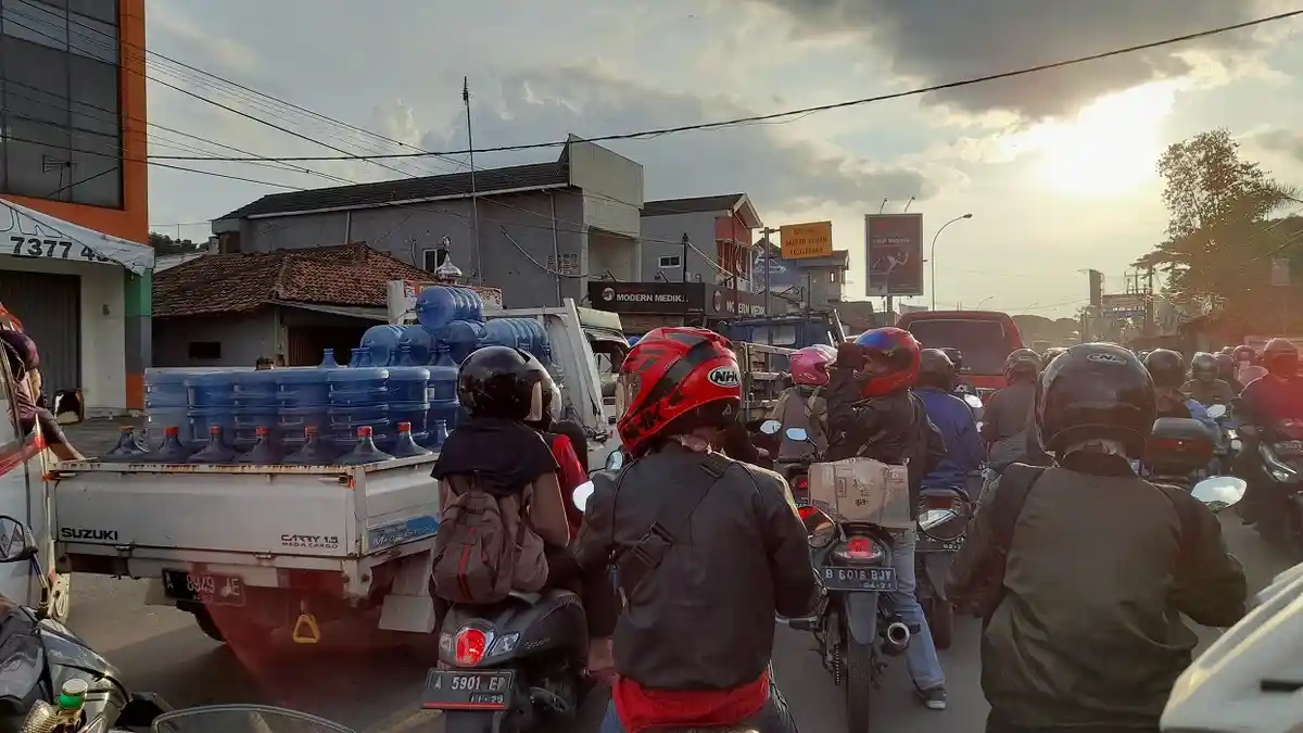 Jalan Raya Sentul Kragilan Serang Macet, Pengendara Motor: Sudah Hampir Tiga Jam, Capek Banget