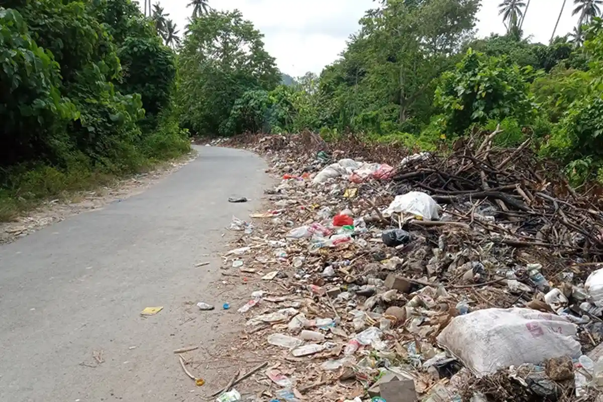 Sampah di Jalan Kotabunan-Bukaka Boltim Menumpuk, Sangadi Minta Kesadaran Warga