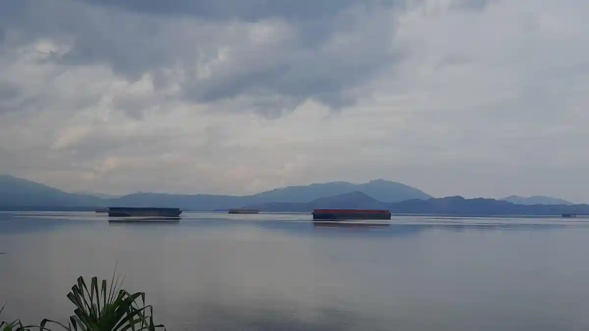 Kehadiran Kapal-kapal Tongkan Perusahaan Tambang di Perairan Maba Halmahera Timur Bikin Resah