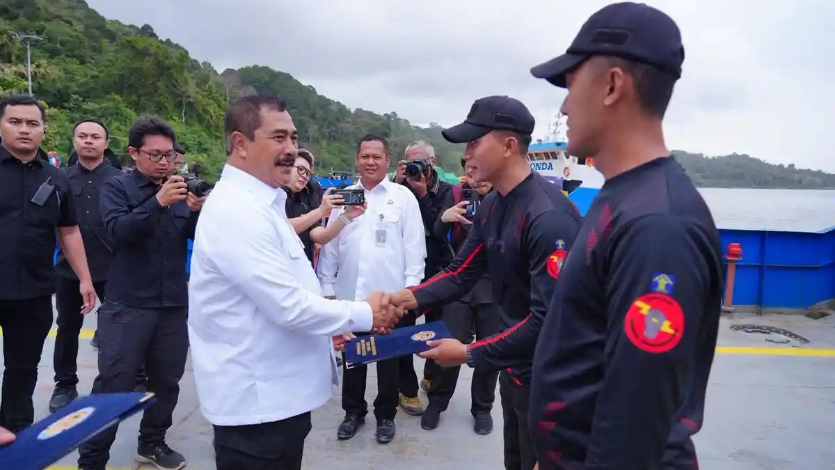 Menimipas Serahkan Langsung SK Tiga Petugas Nusakambangan yang Naik Grade
