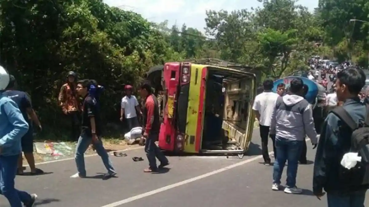 Bus Pariwisata Rombongan Mahasiswa Unisbank Terguling, Seorang Penumpang Meninggal