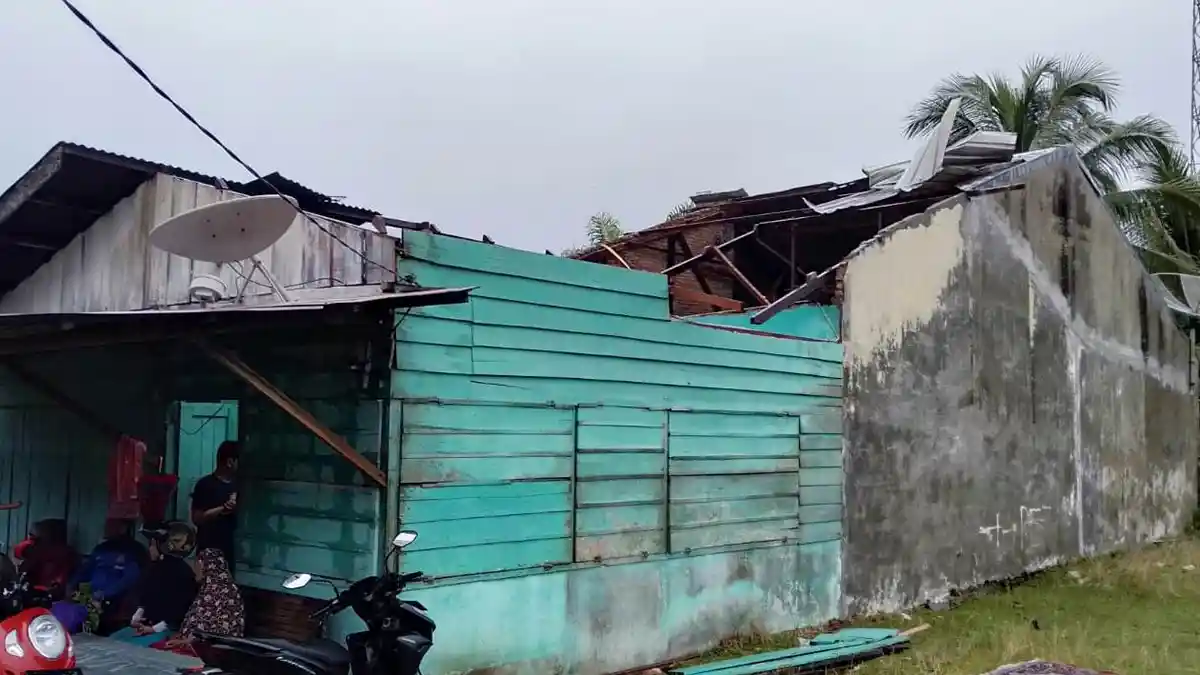 Angin Kencang Terbangkan Belasan Atap Rumah Warga di Aceh Barat