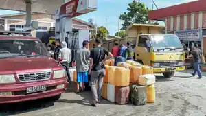 puluhan-masyarakat-pembeli-bbm-menggunakan-jeriken-mengantre-di-spbu-batangberuh.jpg