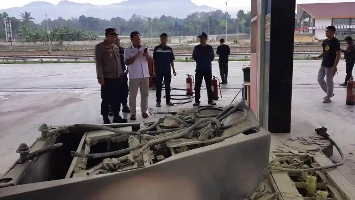 Breaking News SPBU Rest Area KM 20 B JTTS Lampung Selatan Terbakar Seusai Ditabrak Truk