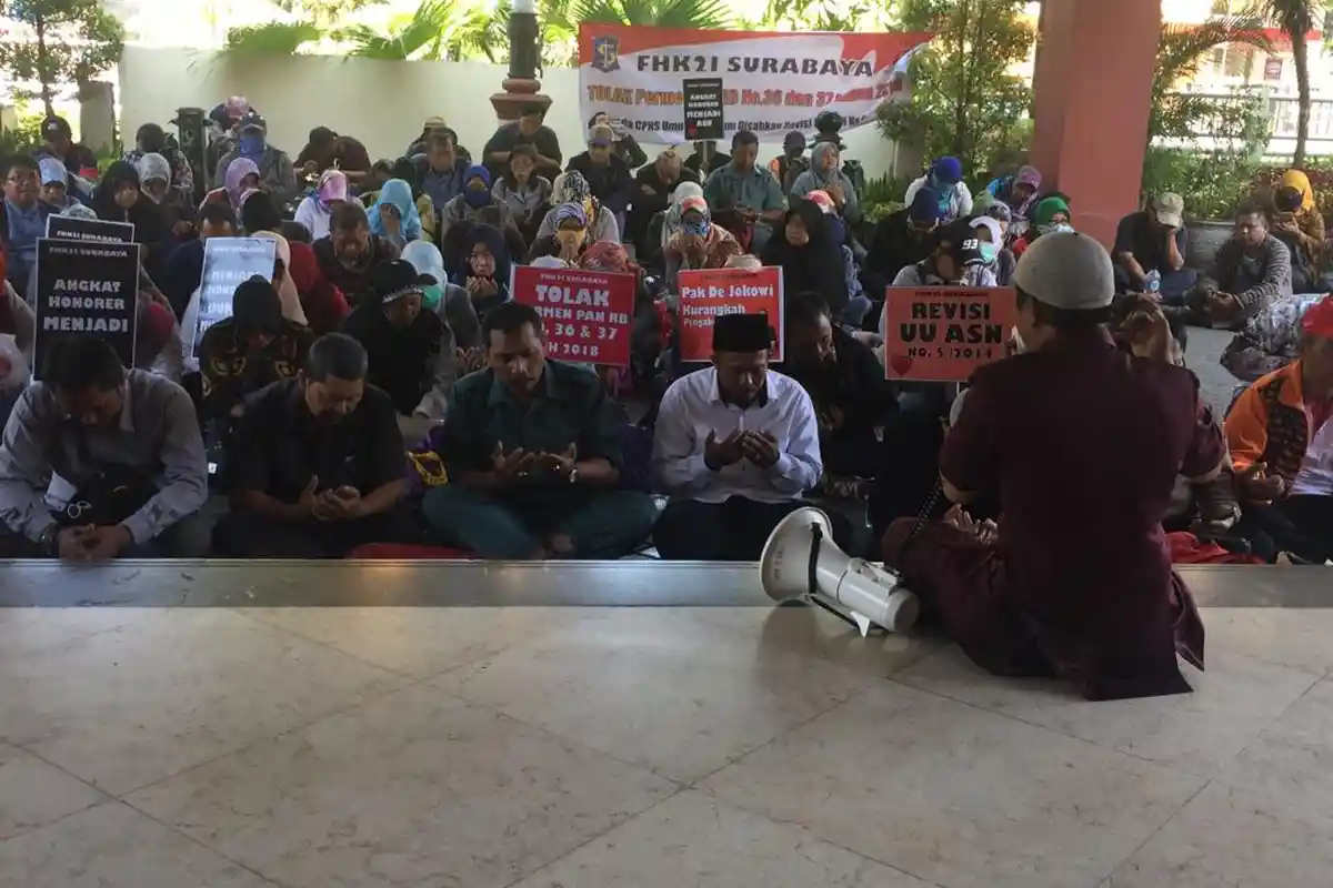 Ratusan Guru Honorer K2 Surabaya Protes Tak Bisa Ikut Tes CPNS