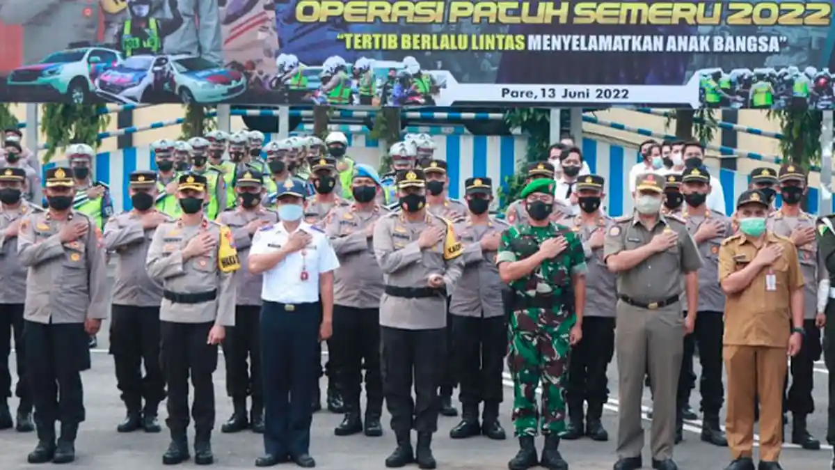 Pengemudi di Bawah Umur dan Helm Tidak SNI Masuk Target Polres Kediri saat Operasi Patuh Semeru 2022