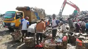 Armada-truk-pengangkut-sampah-dan-pemulung-bergumul-setiap-hari-di-TPA-Rawa-Kucing.jpg