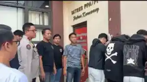 PESTA-GAY-Para-tersangka-pesta-asusila-LGBT-atau-Gay-saat-digiring-ke-Polres-Karawang.jpg