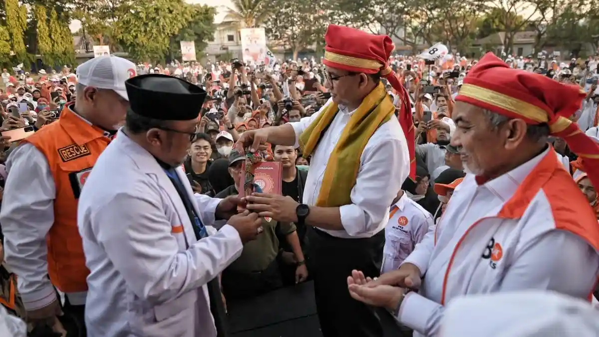 Hadiri Apel Siaga Pemenangan PKS Sulsel, Anies Terima Pusaka Badik Bugis