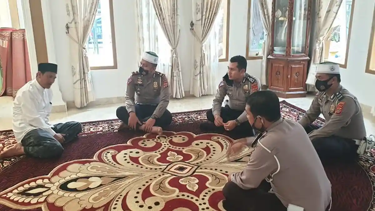 Silaturahmi dengan Waled Lapang, Kasat Lantas Polres Aceh Utara Sampaikan Hal Ini