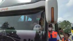 petugas-cek-bus-terminal-alam-barajo-280422.jpg