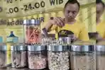 Gunawan-sedang-meracik-es-rempah-di-kedainya-Jl-Lawu-Kota-Blitar.jpg