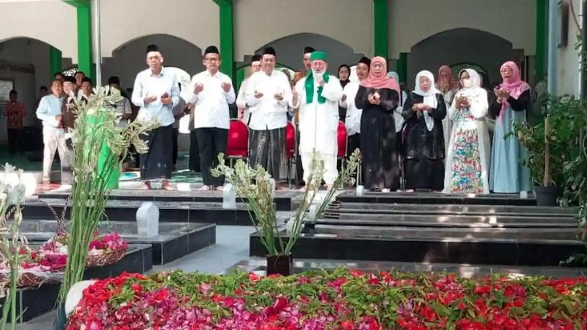 Ziarah ke Makam Nyai Machfudhoh di Jombang, Khofifah Kenang Sosok Guru Bagi Banyak Orang