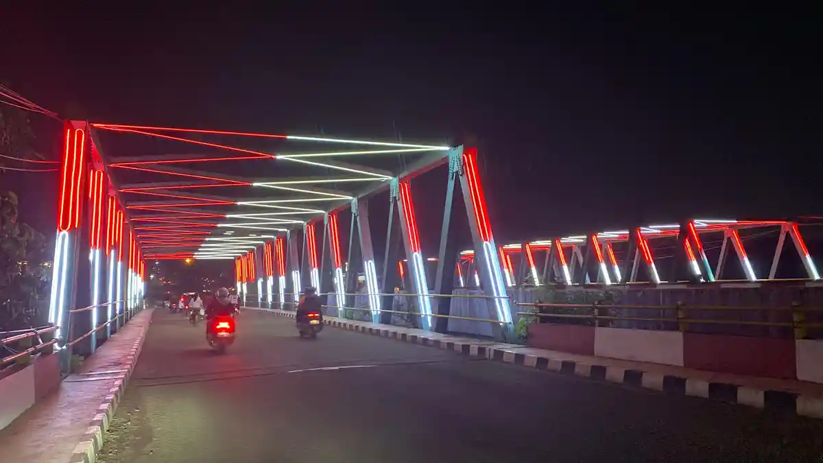 Wajah Baru Jembatan Bambu Kuning Kabupaten Bogor, Dipercantik Pakai Lampu Merah Putih