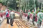 Masyarakat-bersama-aparat-TNI-mulai-memperbaiki-jembatan-darurat.jpg