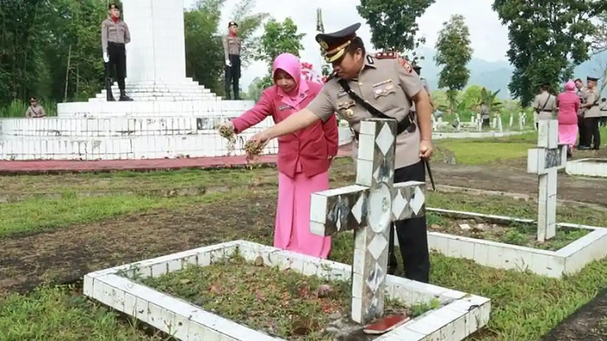 HUT Bhayangkara Ke-77, Polres Toraja Utara Ziarah Ke TMP Buntu Lepong Toraja Utara