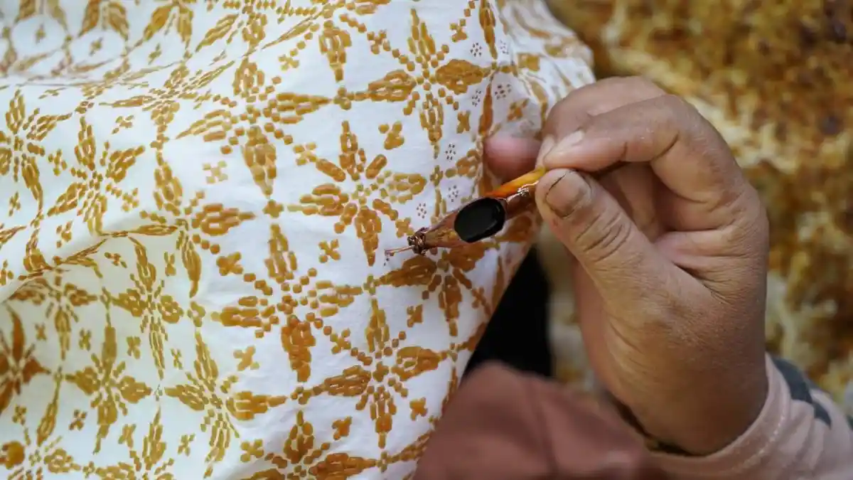 15 Kumpulan Pantun Bertemakan Hari Batik Cocok Jadi Caption Media Sosial