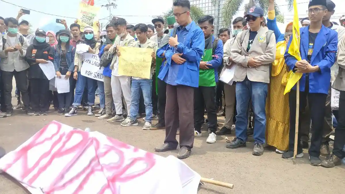 Gelar Aksi ke Kantor DPRD, Ini Tuntutan Gabungan Mahasiswa Ketapang