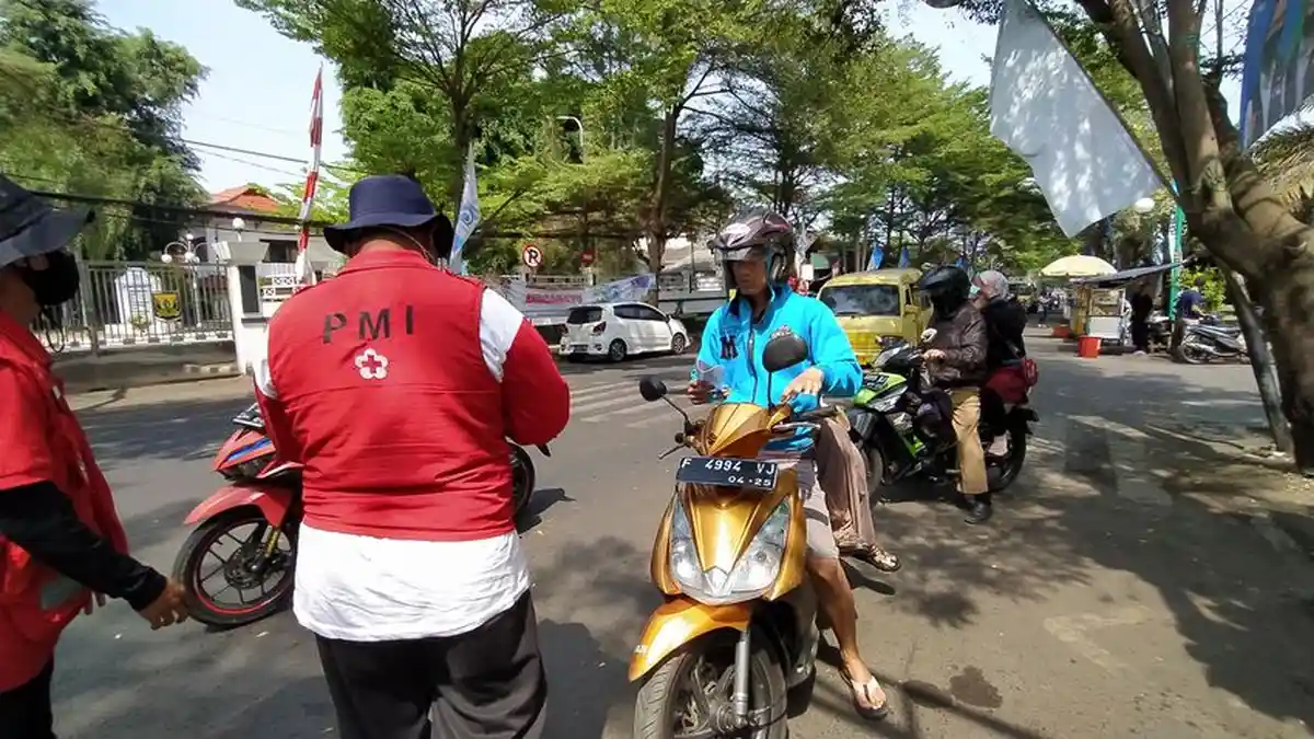 HUT ke-75, PMI Kabupaten Sukabumi Bagikan Ribuan Masker