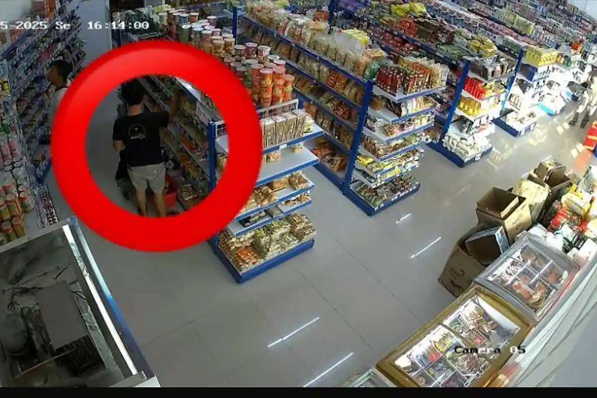 Aksi Komplotan Maling Susu Formula di Minimarket Ponorogo Terekam CCTV, Diselipkan di Paha Pelaku