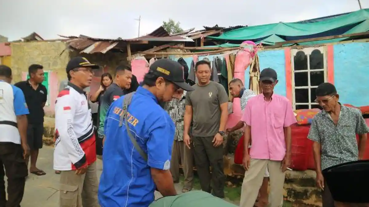 Bantu Korban Angin Puting Beliung di Karimun Kepri, Kodim 0317/TBK Serahkan Paket Sembako