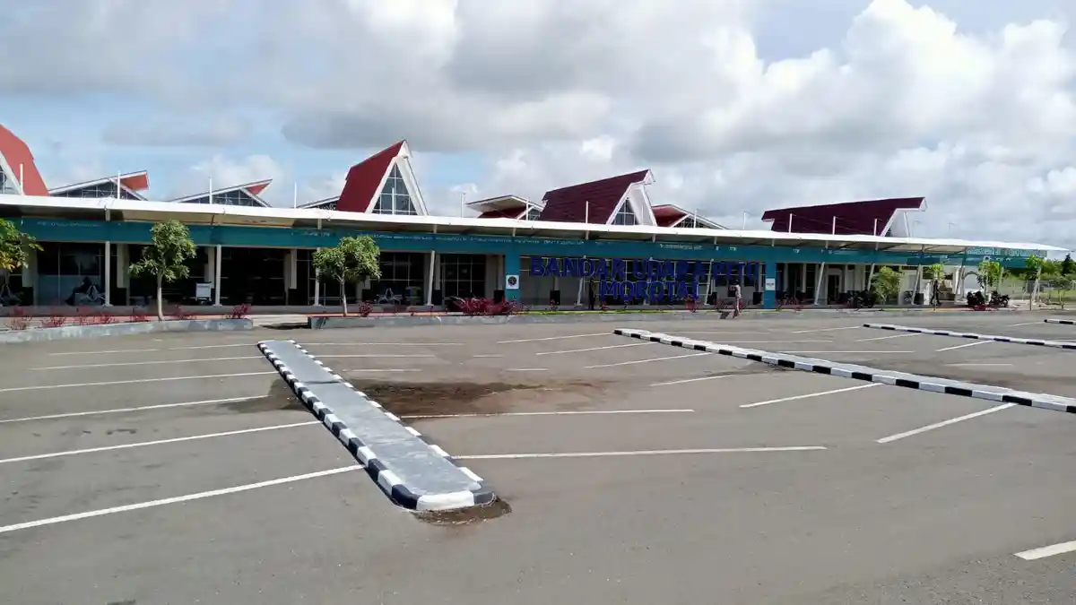 Stok BBM Operasional Jarang Masuk di Bandara  Pitu Morotai, Penumpang Pesawat Jalan Kaki