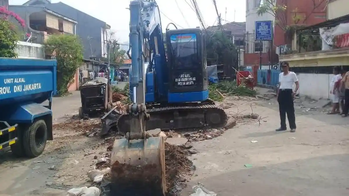 Saluran Air Jalan Kramat III Dibedah oleh Petugas SDA Jakpus