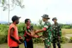 Dansatgas Pamtas Yonif Raider 142/KJ Bagikan Sembako