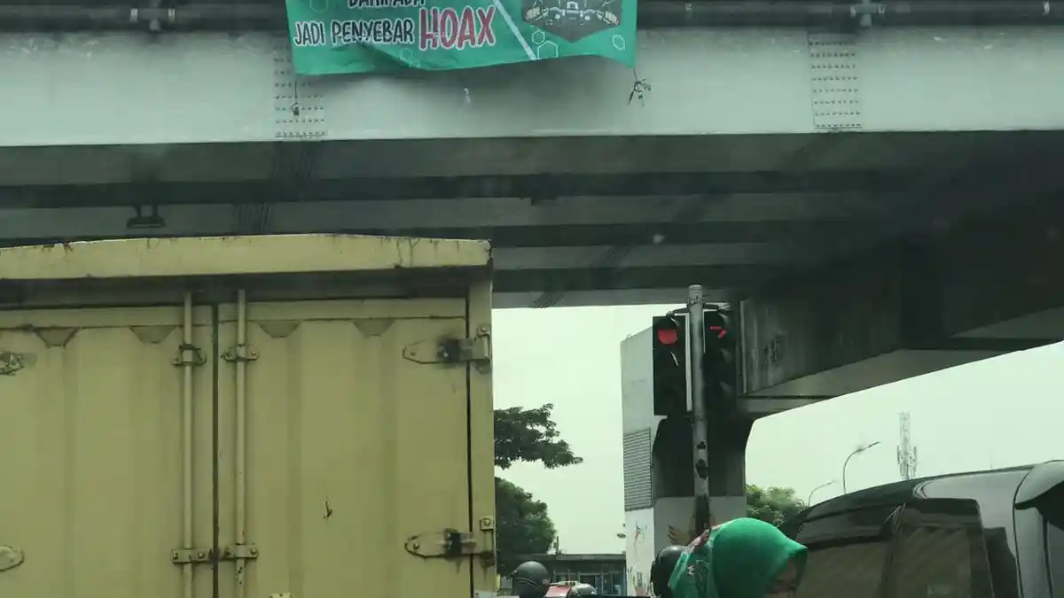 Muncul Spanduk 'Lebih Baik Ngojek Daripada Menyebar Hoax'
