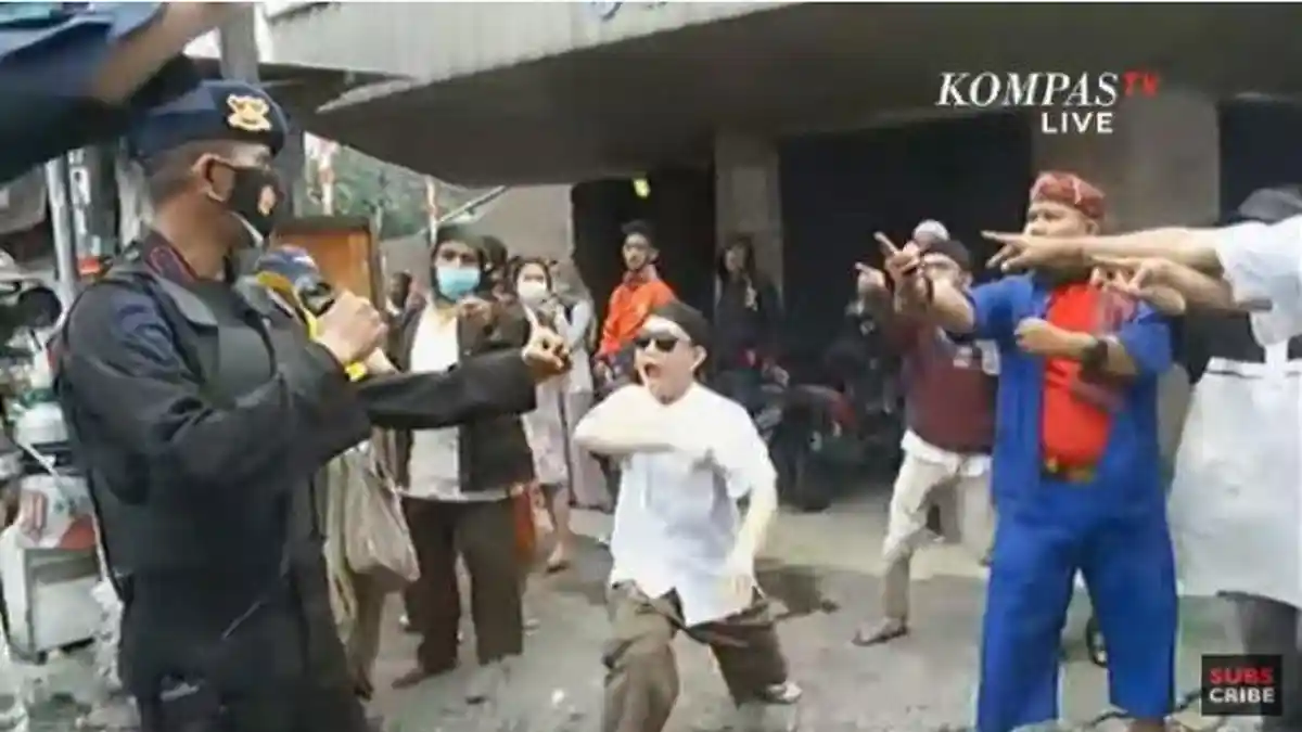 Viral Video Peserta Aksi 1812 Tantang Brimob, Saling Pasang Kuda-kuda hingga Sempat Tepis Tangan
