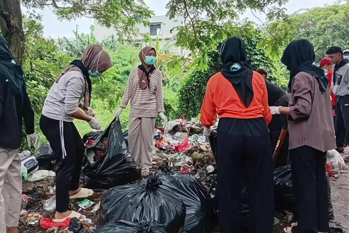 Kudus Darurat Sampah, Puluhan Relawan Aksi Resik-resik Sampah Terserak di TPS