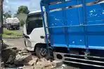 Truk-biru-menabrak-rumah-di-Jembrana-Bali-supir-sempat-mengeluh-nyeri-di-bagian-dada.jpg