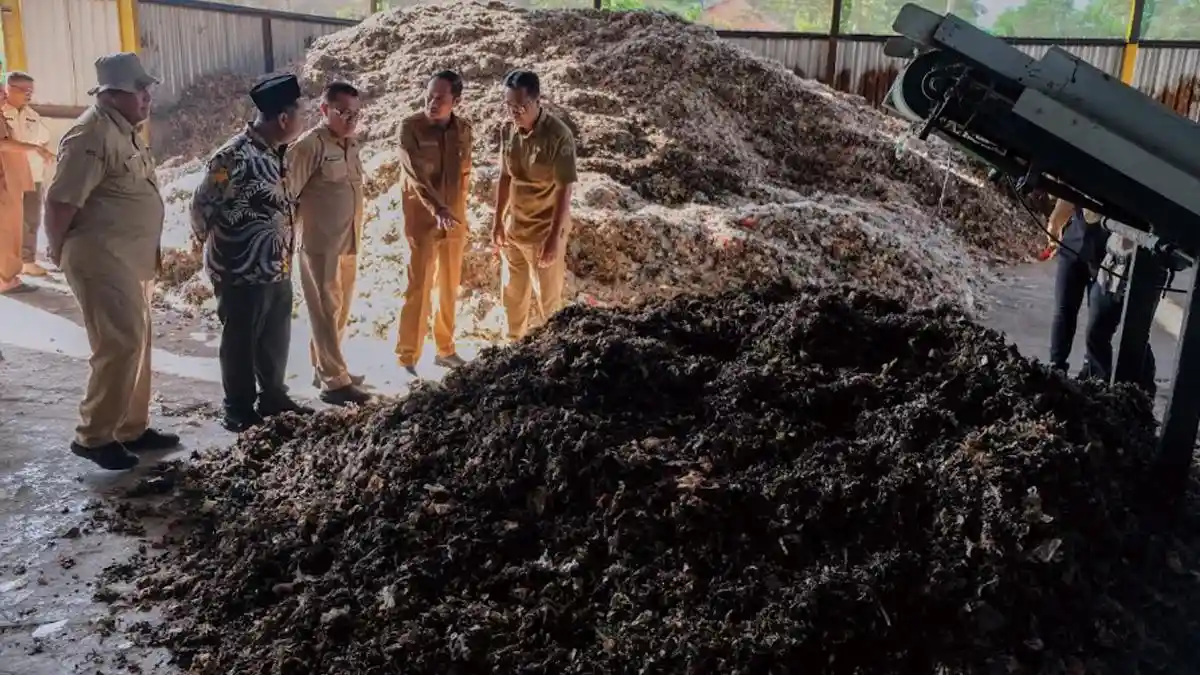 Kerjasama Kelola Sampah, Bupati Gresik Bertemu Bupati Lamongan di TPA Ngipik