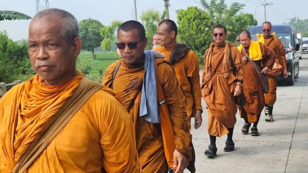 Bhikku Thudong Lanjutkan Perjalanan dari Madiun Menuju Candi Borobudur