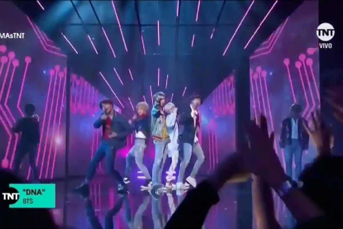 Tampil Luar Biasa, Gemuruh Membahana di Microsoft Theatre Menyabut BTS di AMA 2017. Ini Videonya!