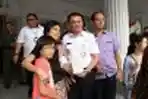 Gubernur Ahok Mendapat Kue Tart Kado HUT Ke-50 Dari Warga