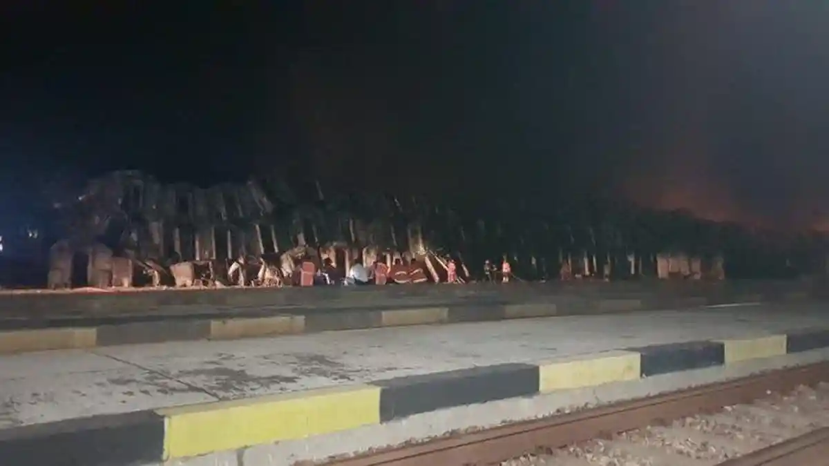 Puluhan Kereta Terbakar di Kawasan Konservasi Stasiun Cikaum Subang