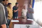 Wabup-Lampung-Utara-Romli-Serahkan-Pelaku-Penembakan.jpg