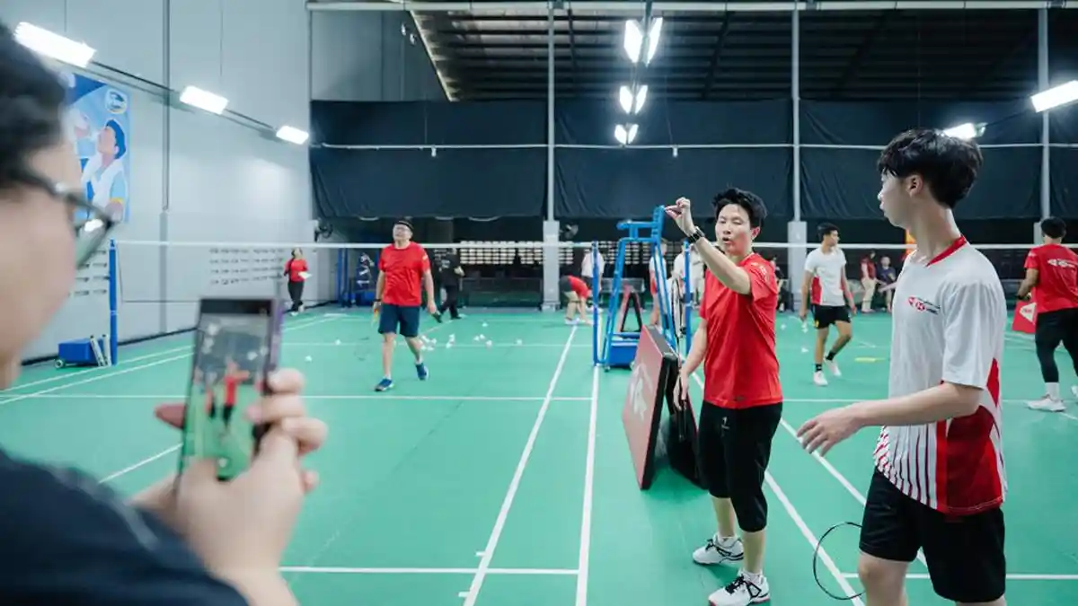 Juara Olimpiade Liliyana Natsir Latih Talenta Muda di Klinik Bulu Tangkis HSBC
